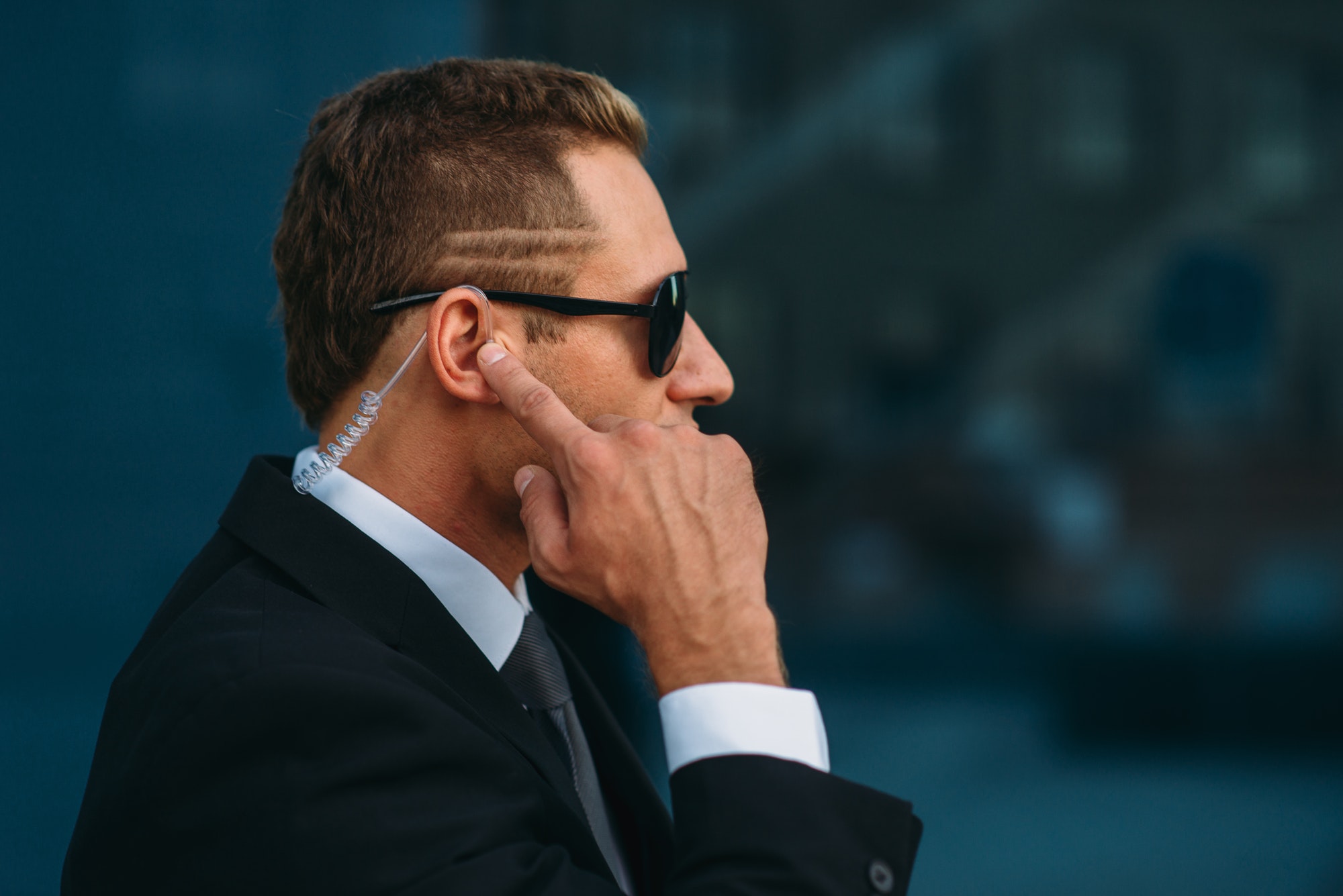 bodyguard-talking-by-earpiece-communication-tools.jpg